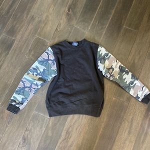 Crewneck sweater with army pattern sleeves